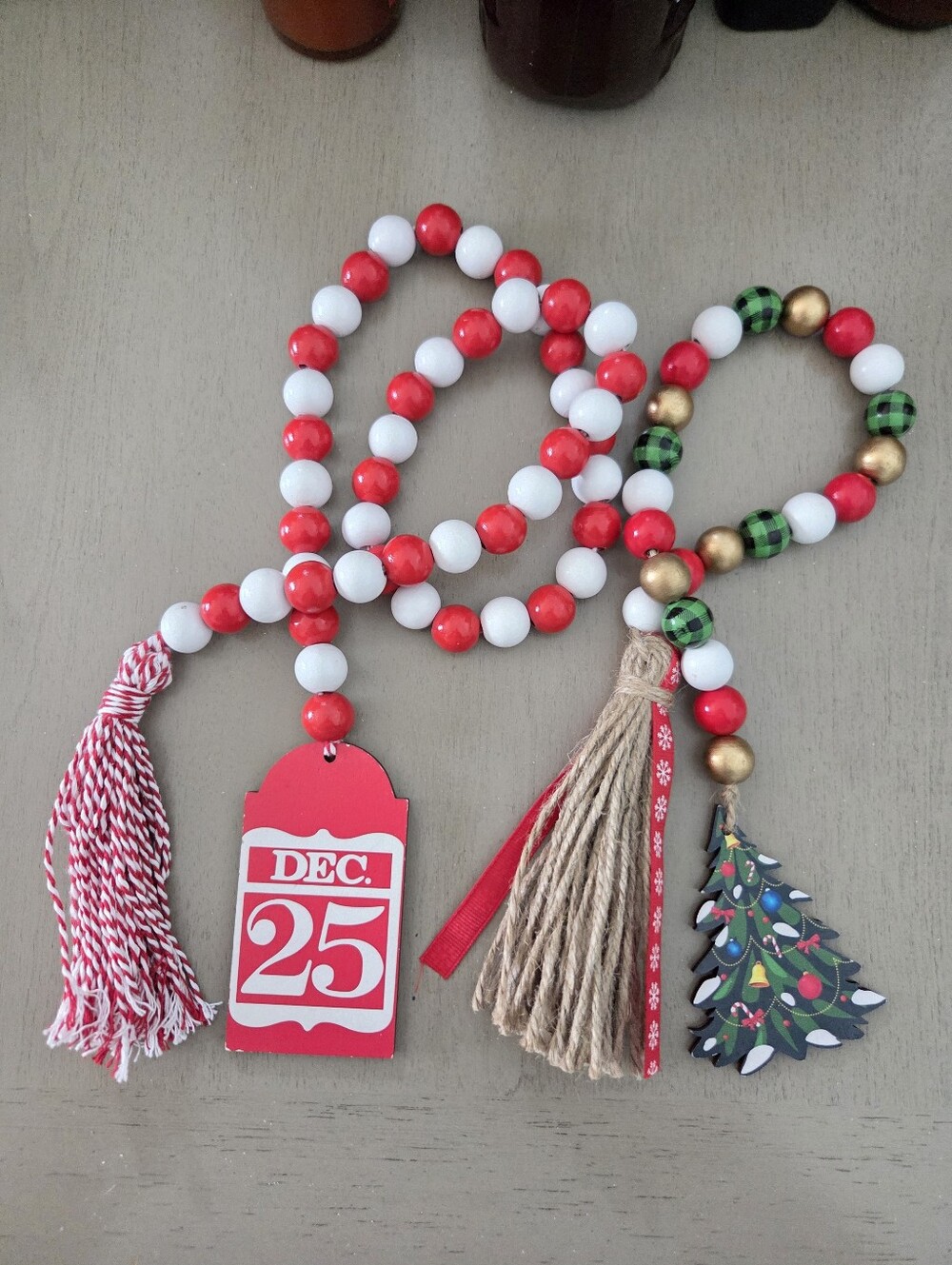 (BUY NOW)Holiday Beaded Garland Necklace with Dec 25 Tag - Red & White, EUC